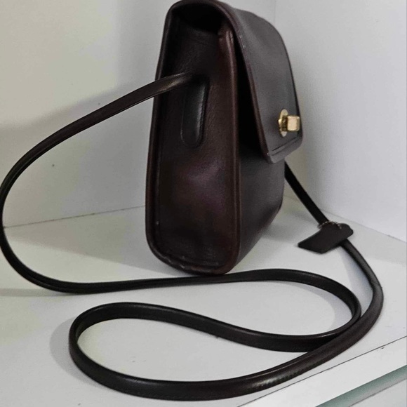 Coach Legacy bucket Gold Leather Shoulder bag ,top flap turnluck Closure - Picture 2 of 9